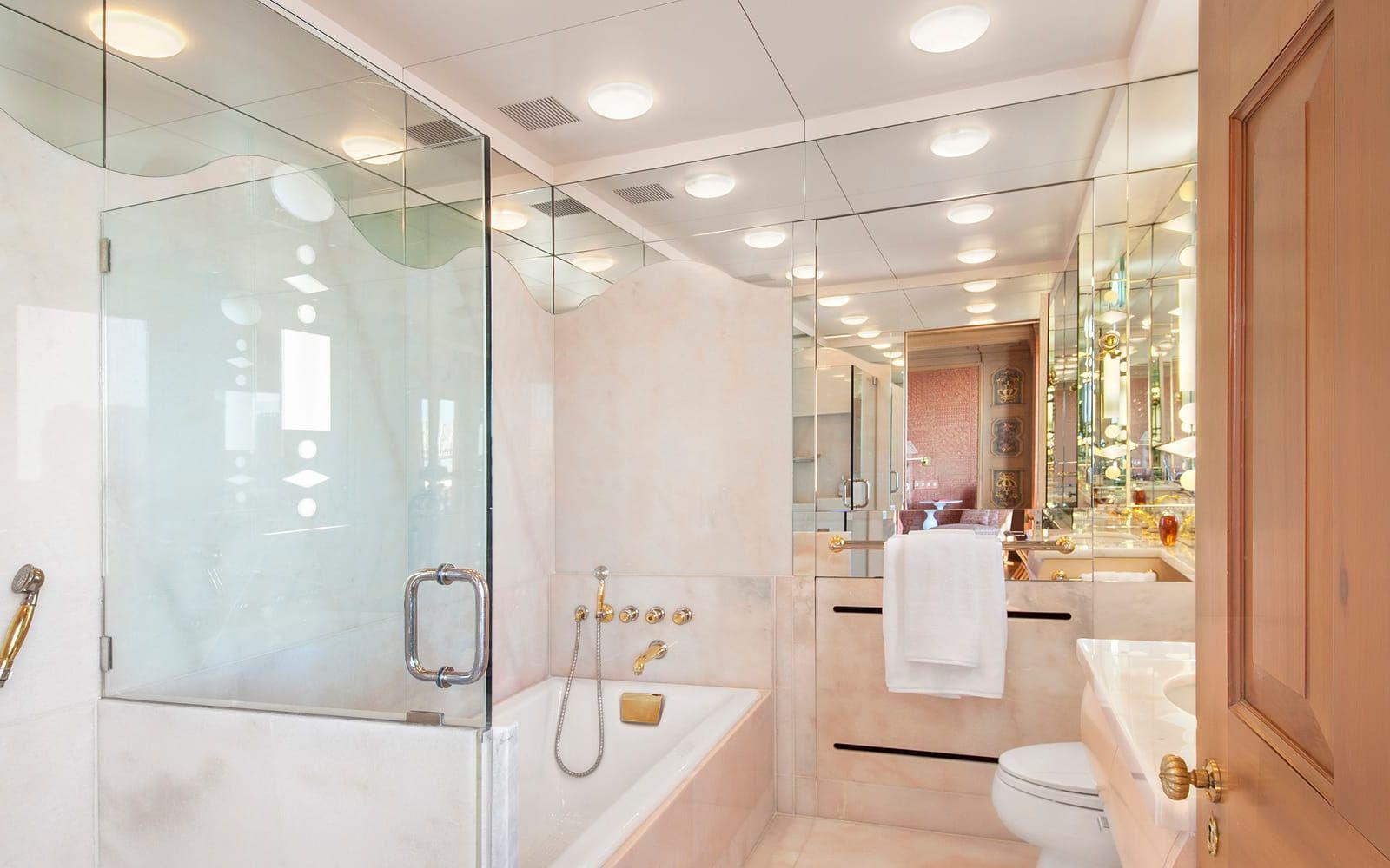 Badrummet är inrett med både badkar och dusch och detaljerna går i guld. Foto: Halstead Property, LLC

