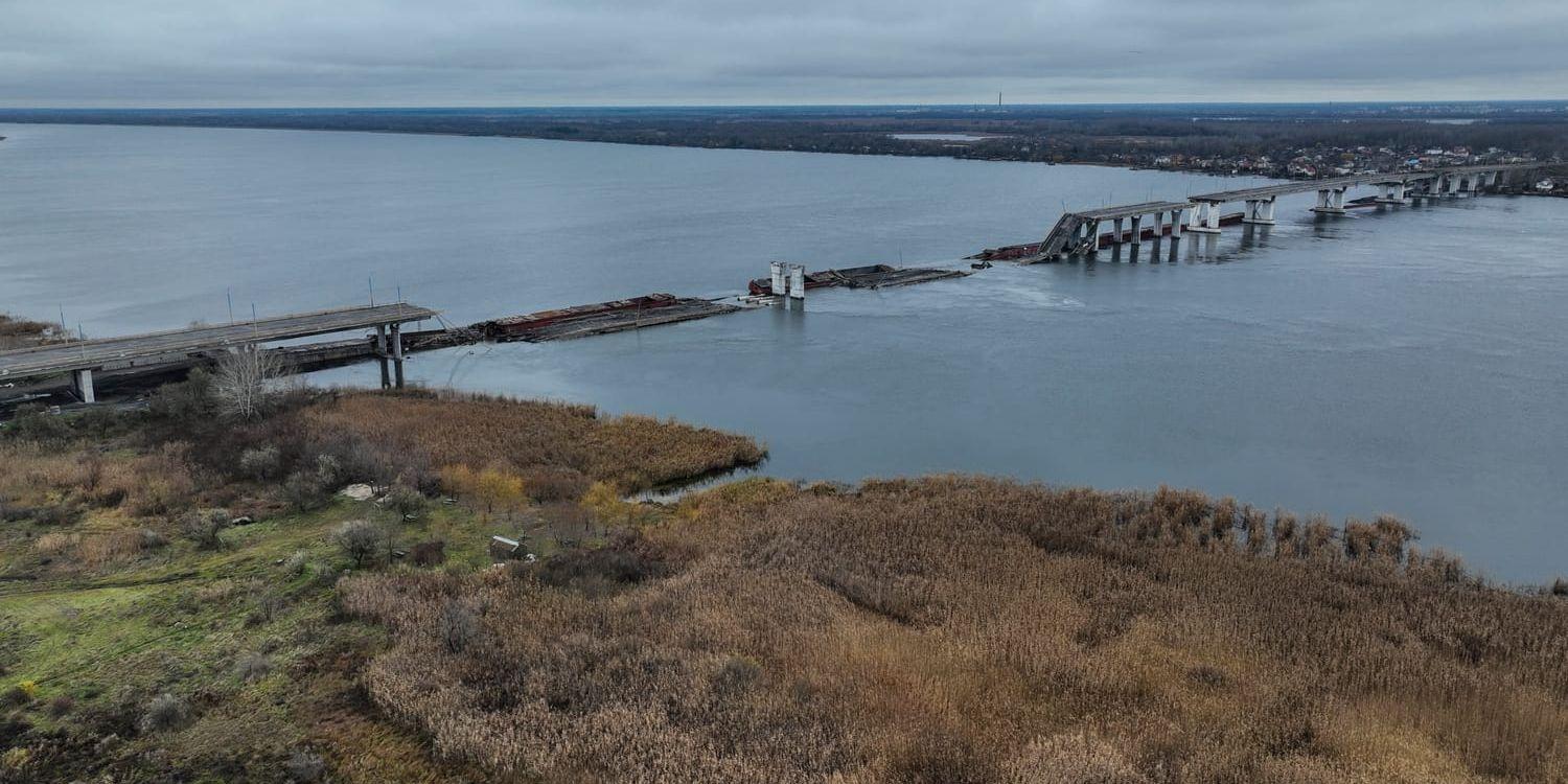 Den skadade Antonivskyjbron i Cherson över floden Dnepr fotograferad i slutet av november. Den utgjorde den största vägen över Dnepr, men förstördes i samband med Rysslands reträtt till den andra stranden.