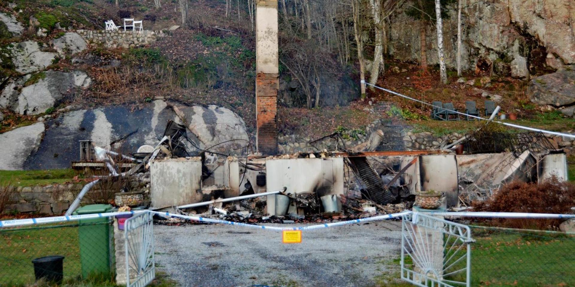 En villa på Orust brann ner till grunden och en man misstänks för mordbrand.