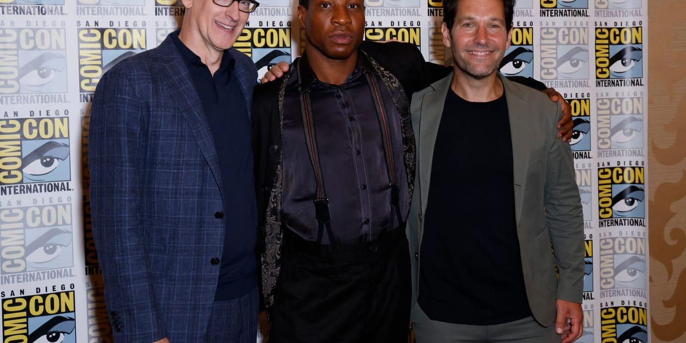 Regissören Peyton Reed tillsammans med Jonathan Majors and Paul Rudd på Comic-Con 2022. Arkivbild.