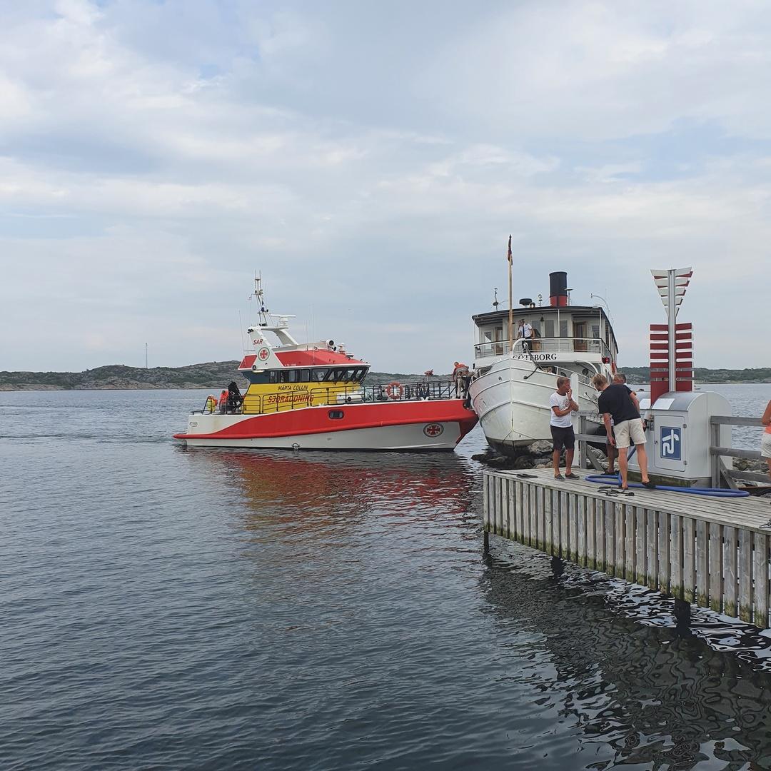 Passagerarna har enligt vittnen på plats fått ta på sig flytvästar och gått över till Sjöräddningens båtar.