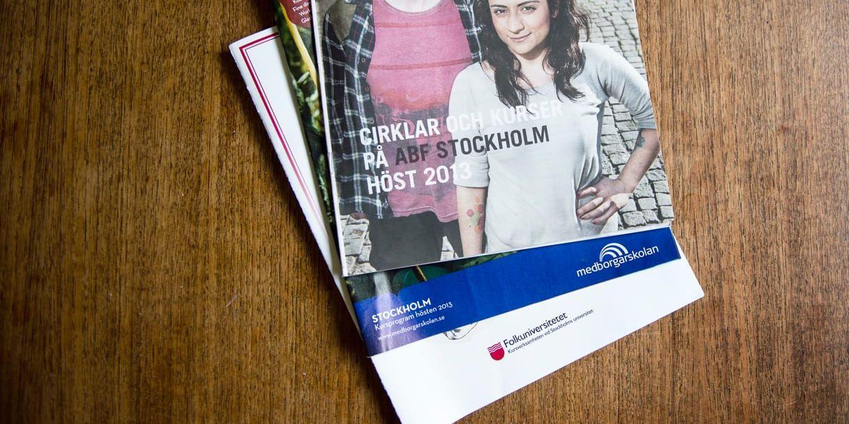 STOCKHOLM 20130821
Nu dimper kataloger med höstens kvällskurser ner i brevlådorna.
Foto: Vilhelm Stokstad / SCANPIX / Kod 11370
