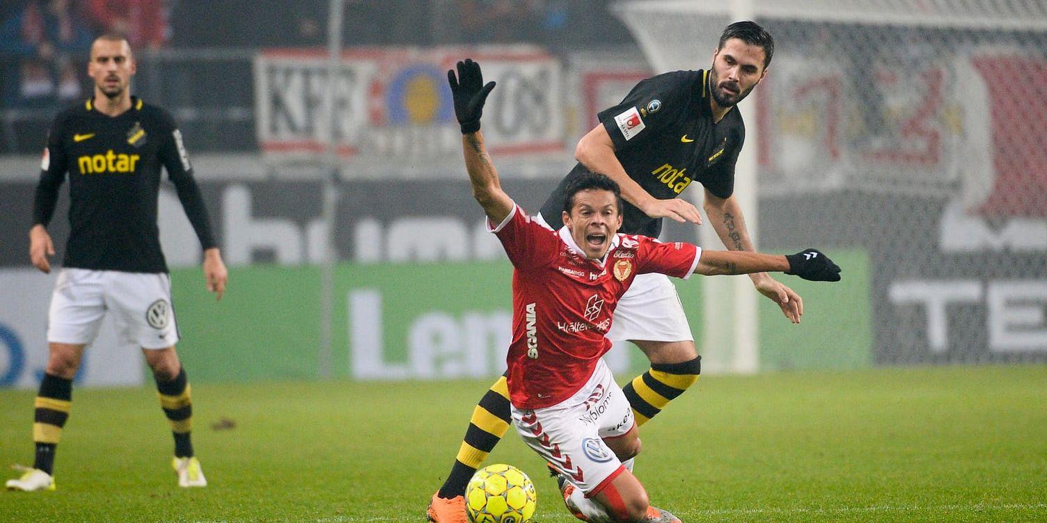 AIK:s Denni Avdic i en duell mot Kalmar FF:s Romario Pereira Sipiao.