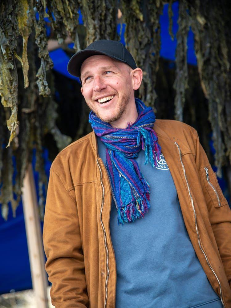 Jonatan Gerrbo är själv uppvuxen på västkusten och bor i dag i Strömstad, där Nordic Seafarm startade 2016. Nu odlas framtidens hållbara mat, i form av till exempel havssallat och sockertång, i havet längs den bohuslänska kusten. 