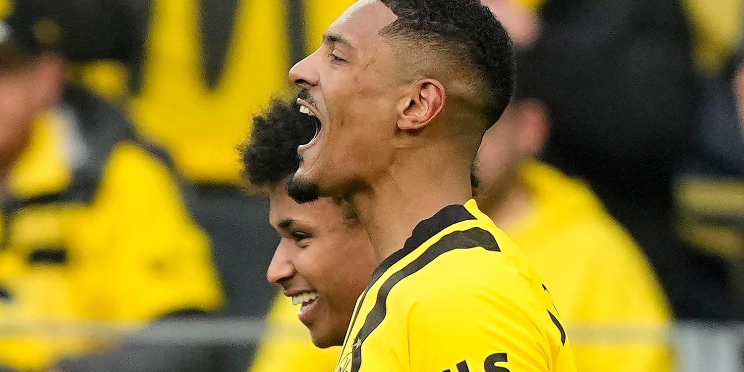 Sébastien Haller, till höger, firar sitt första mål i Borussia Dortmund.