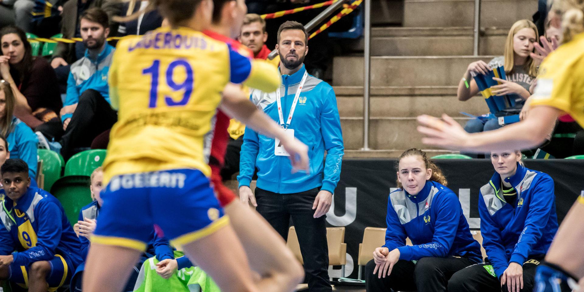 Henrik Signells Sverige förlorade den första av två matcher mot Montenegro. I söndagens retur hoppas målvakten Johanna Bundsen (längst till höger) på speltid.