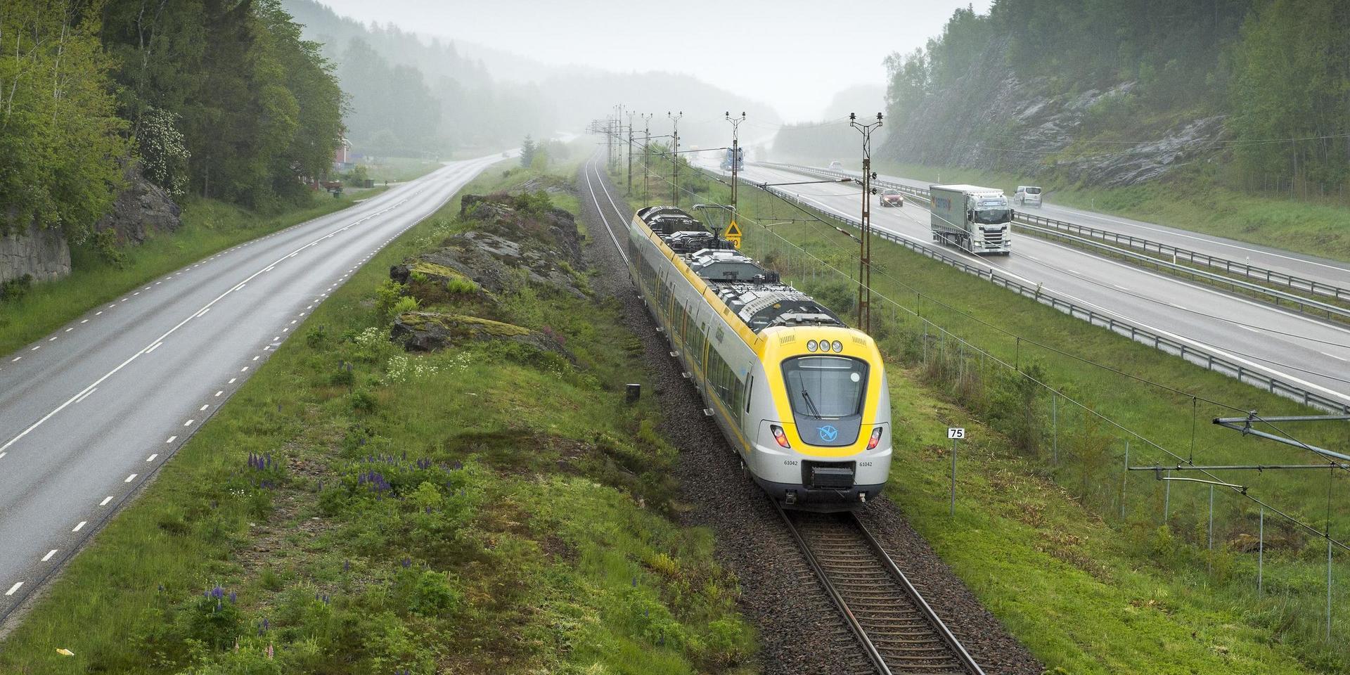 Christer Wilhelmsson tycker att regionens politiker borde agera för bättre tågtrafik.