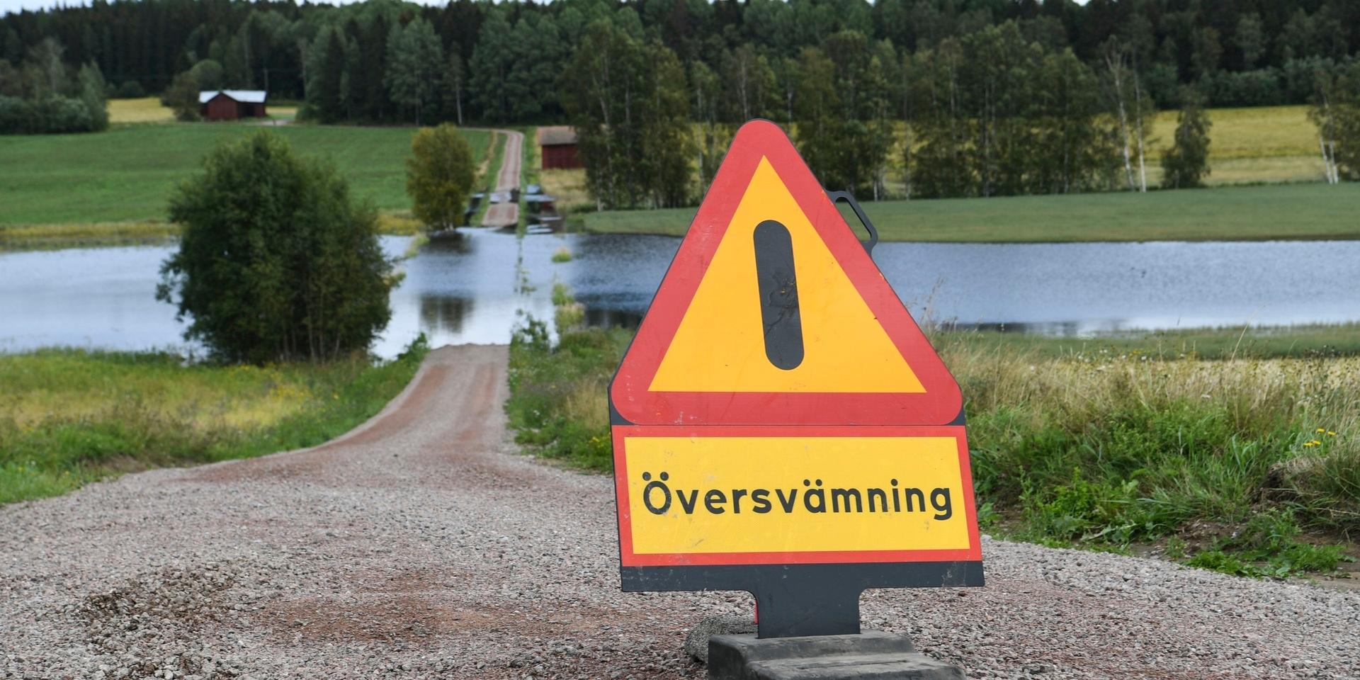 TORSÅKER  20210818
Översvämning i Bodås, utanför Torsåker på torsdagen. Det kraftiga regnet har avtagit och läget har stabiliserats något, men förödelsen efter de skyfall som drabbat bland annat Gävle är stor.
Foto: Fredrik Sandberg / TT kod 10080