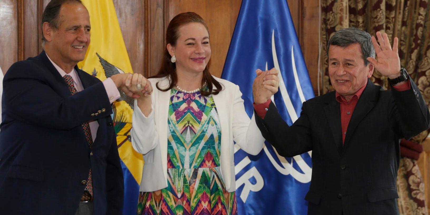 Ecuadors utrikesminister María Fernanda Espinosa (i mitten) står mellan ELN-ledaren Pablo Beltrán (till höger) och Juan Camilo Restrepo, representant för Colombias regering, i samband med att överenskommelsen om fredsavtalet tillkännagavs. Arkivbild.