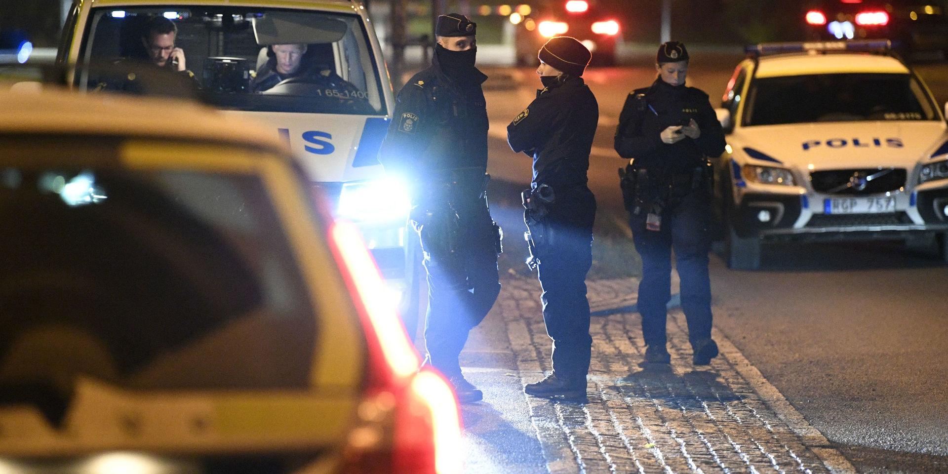 Polis och polisbilar vid Almviksvägen i Hyllie i Malmö, där ett misstänkt grovt brott begåtts enligt polisen. 