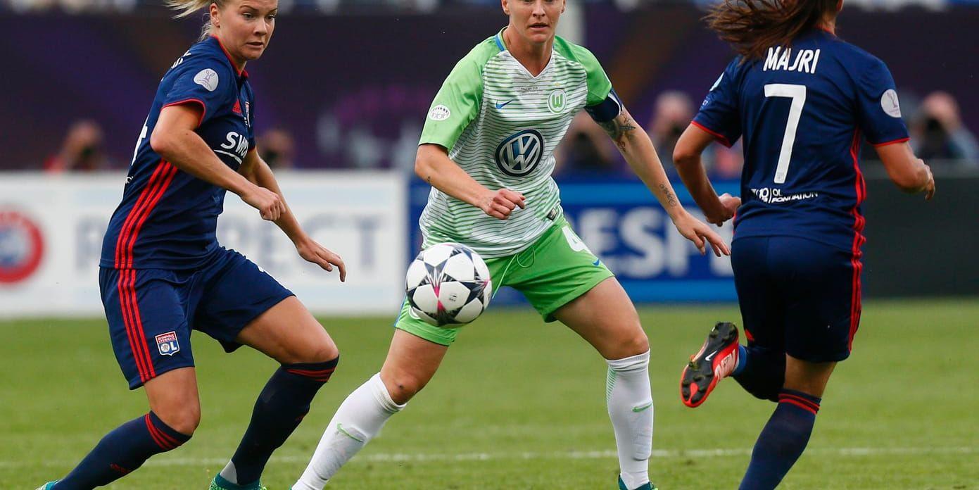 Wolfsburgs Nilla Fischer, mitten, i fjolårets Champions League-finalförlust mot Lyon. Arkivbild.