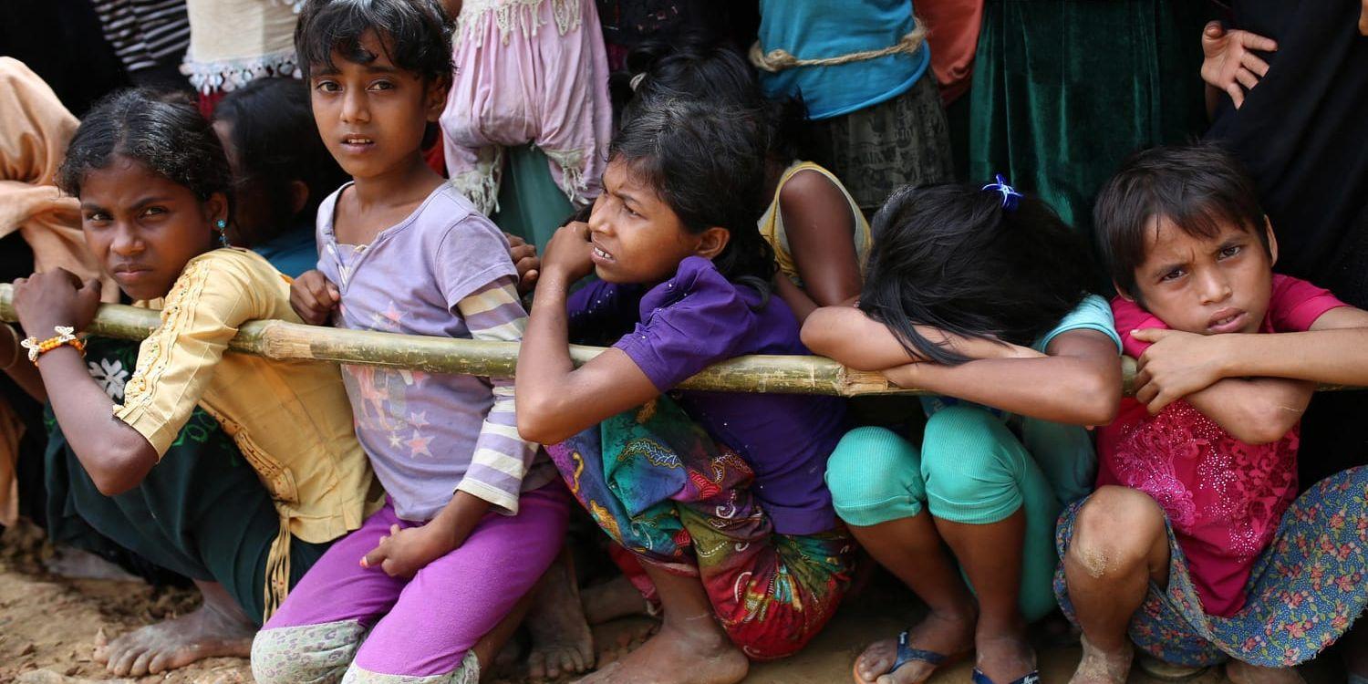 Rohingyer väntar på att få mat i Thangkhali-lägret nära Cox's Bazar. Arkivbild.