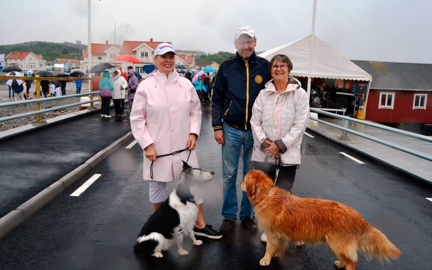 Ann och Kjell Bergström samt Kerstin Viberg tog en promenad med sina hundar för att vara med.