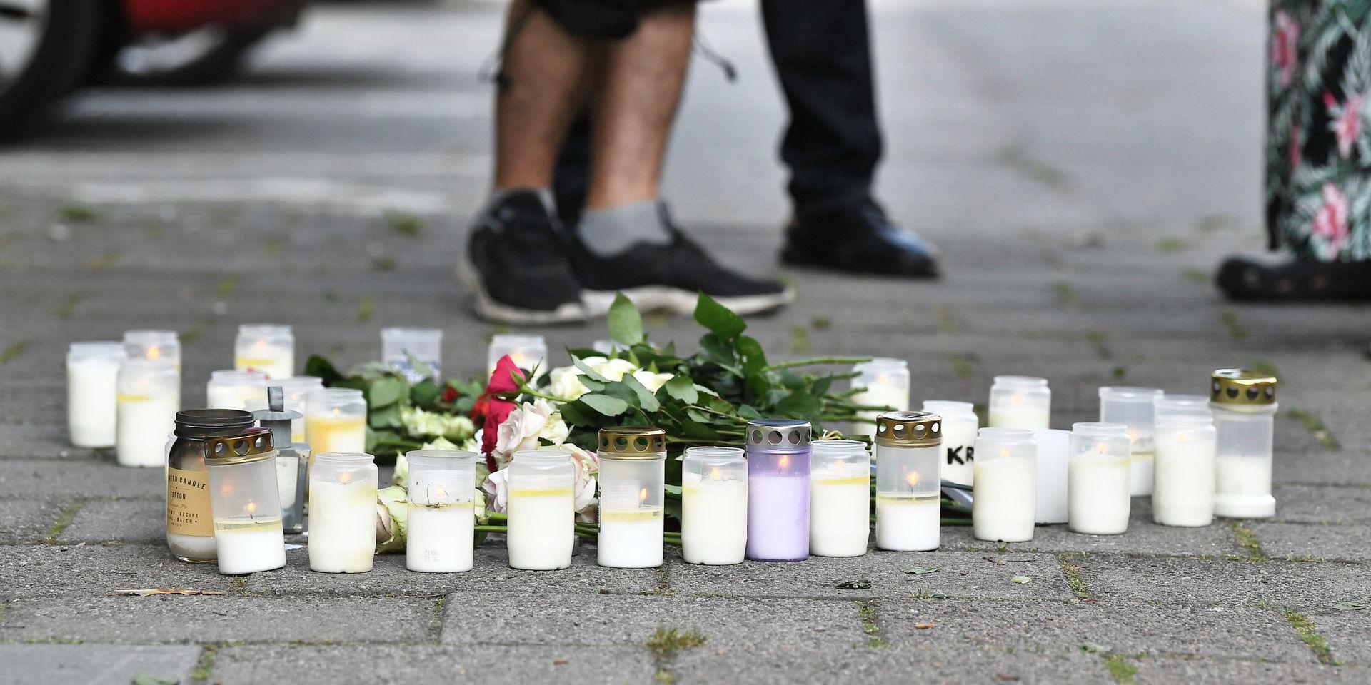 STOCKHOLM 20190822
Blommor och ljus på platsen där en 30-årig kvinna sköts till döds på öppen gatan i stadsdelen Ribersborg i Malmö.
Foto: Johan Nilsson / TT kod 50090