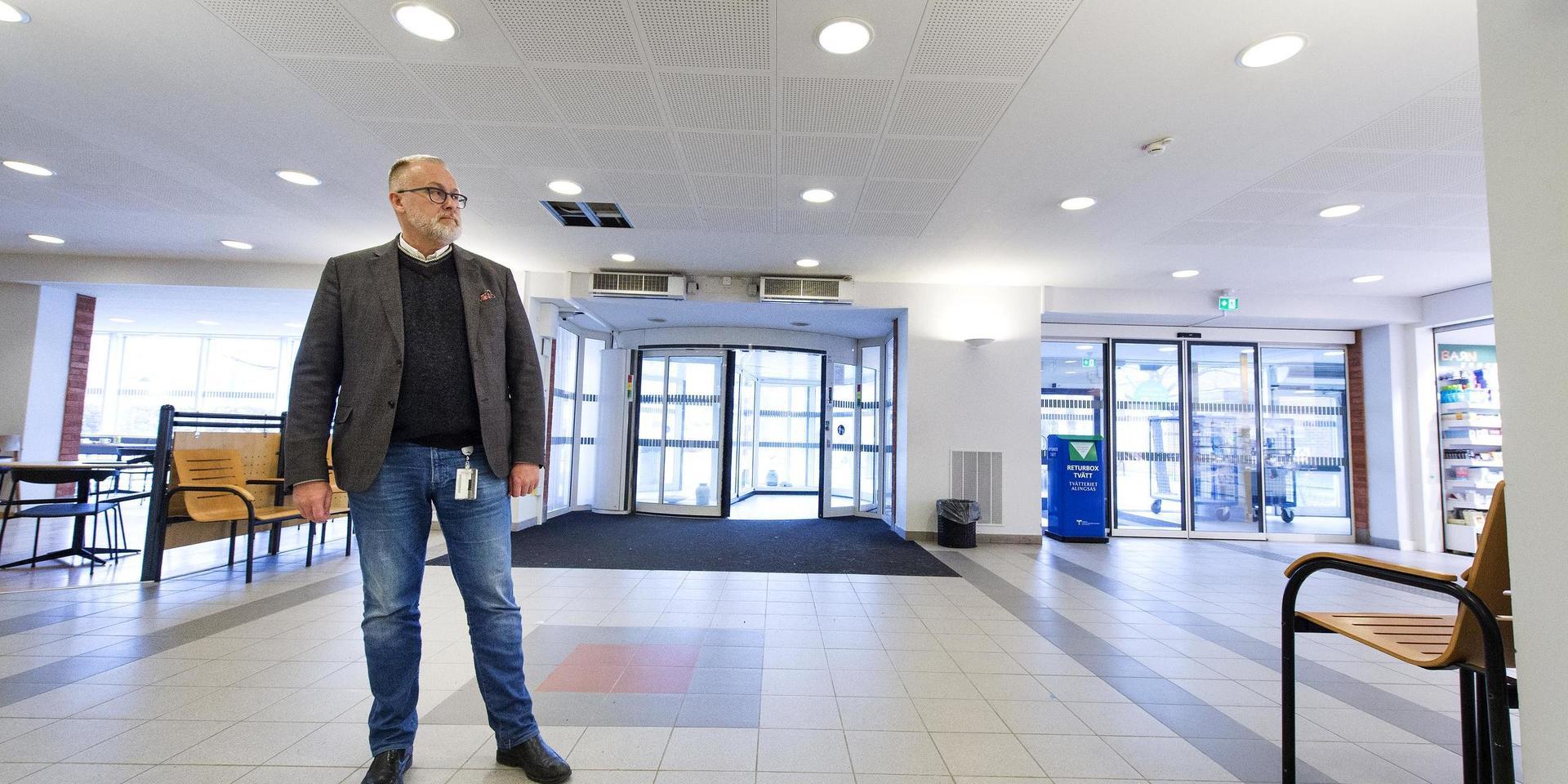 Anders Kullbratt, biträdande sjukhusdirektör, uppmanar allmänheten till fortsatt disciplin för att förhinda större utbrott av coronaviruset