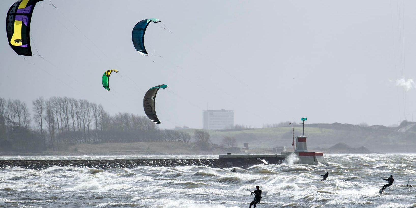 Utanför Lomma norr om Malmö passade kitesurfare under lördagen på att åka i den hårda vinden.