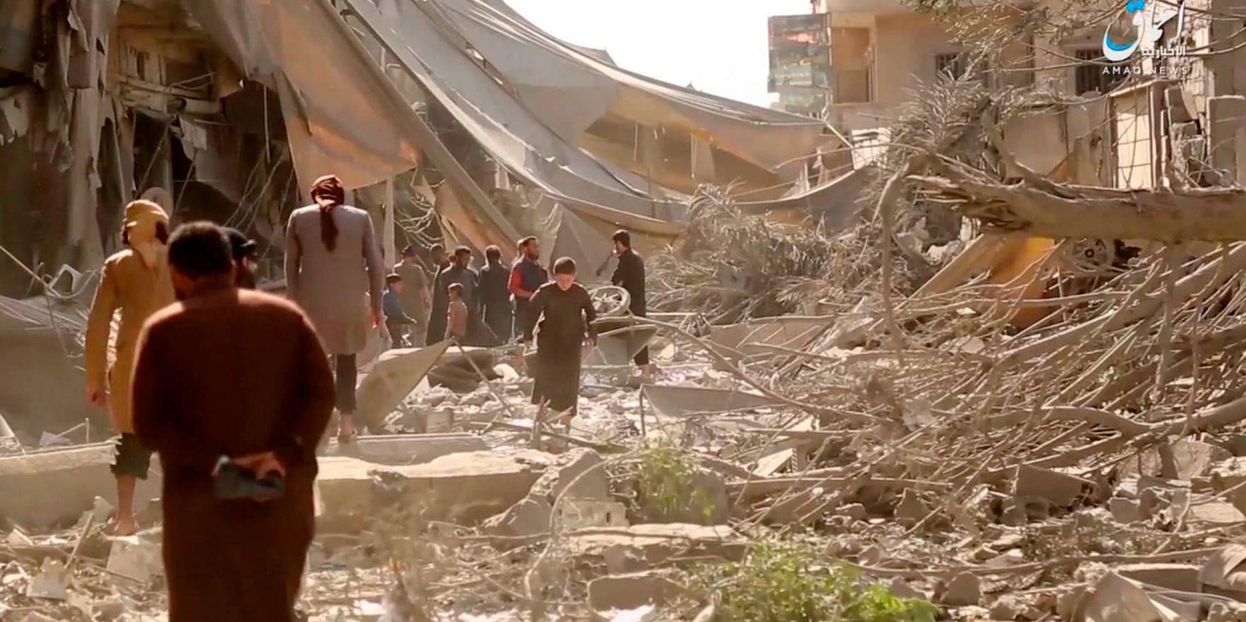 Bilden från en video som publicerats av IS propagandaorgan Aamaq sägs visa skador av bombningarna över Raqqa, IS så kallade "huvudstad". Arkivbild