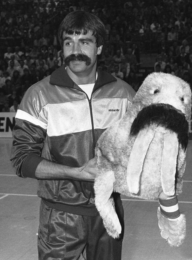 Heiner Brand fick ett sjölejon när han lade av med handbollen i Gummersbach 1984. Bild: Karl-Heinz Kreifelts