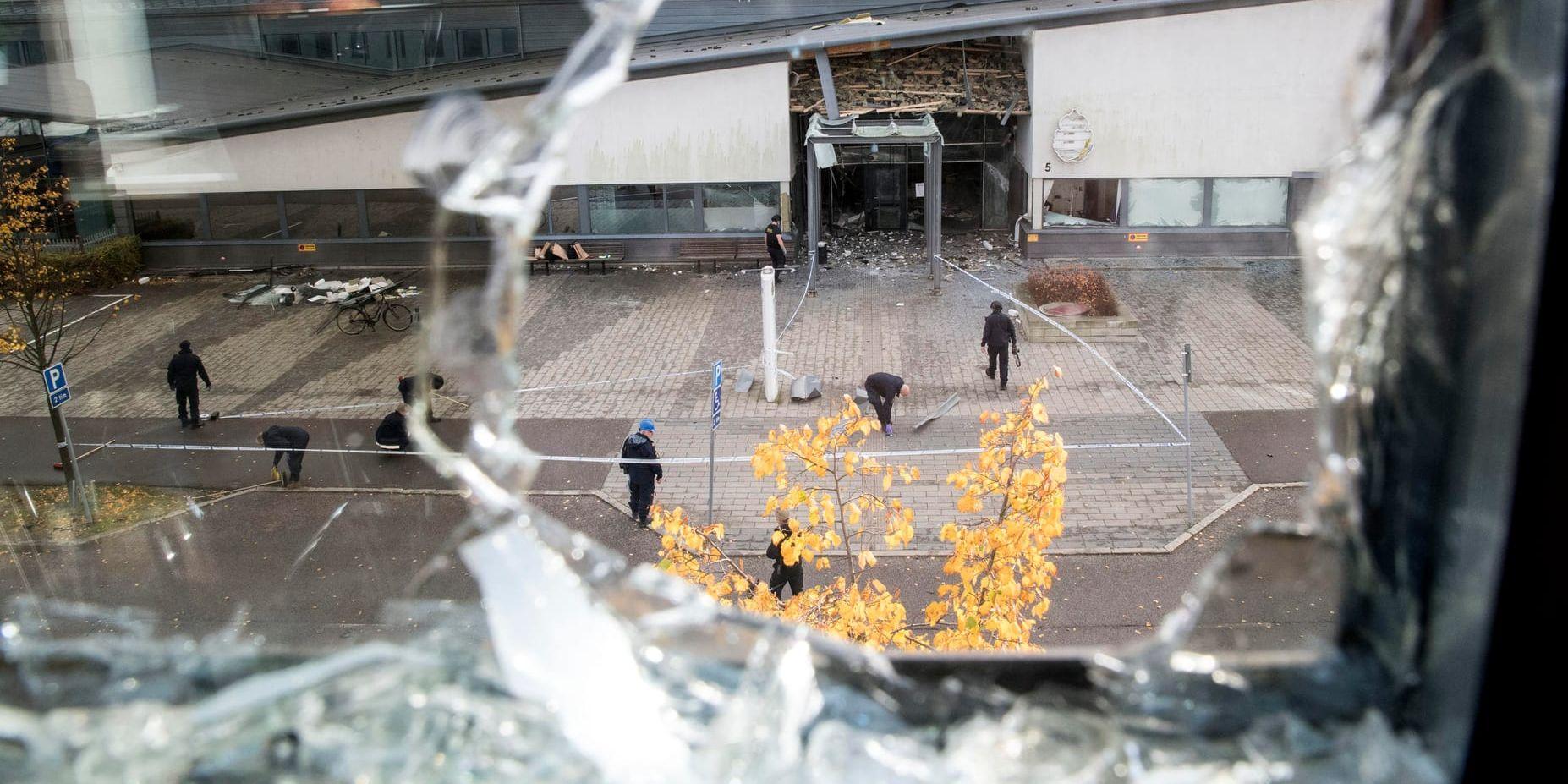 Polisens kriminaltekniker i arbete vid den sprängda entrén till polishuset i Helsingborg.
