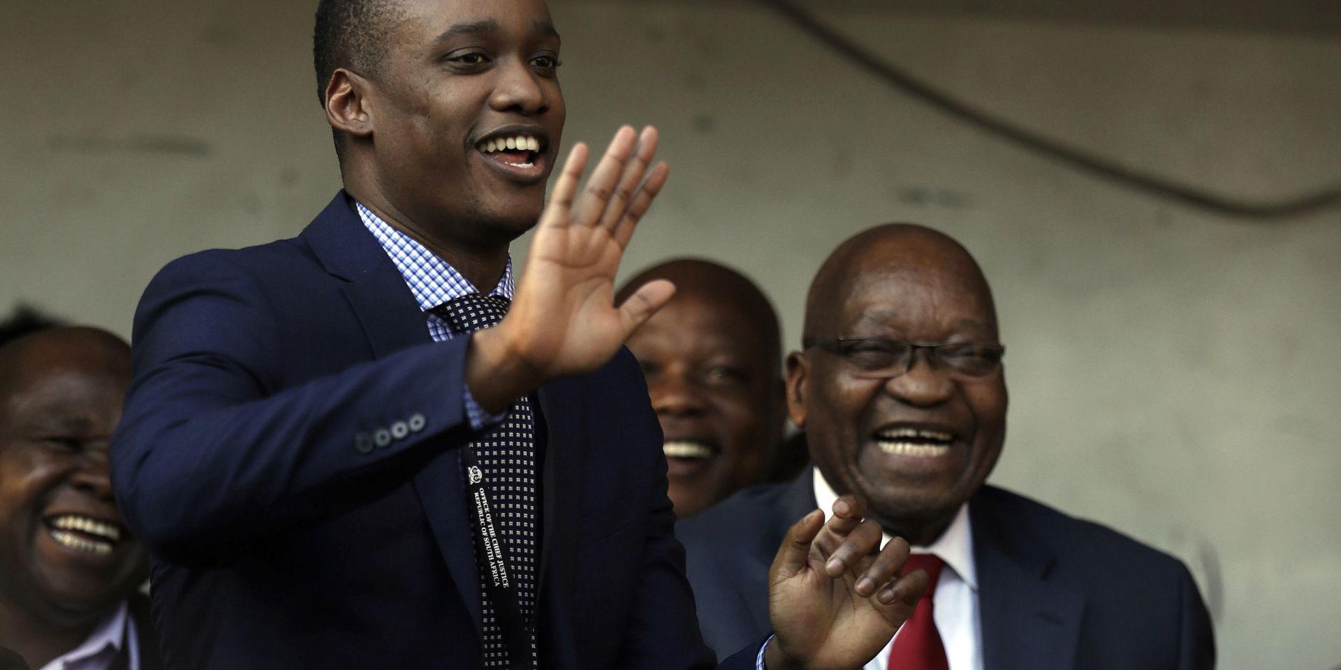 Duduzane Zuma, med pappan och expresidenten Jacob i bakgrunden, vid en korruptionsrättegång i maj. Arkivbild.