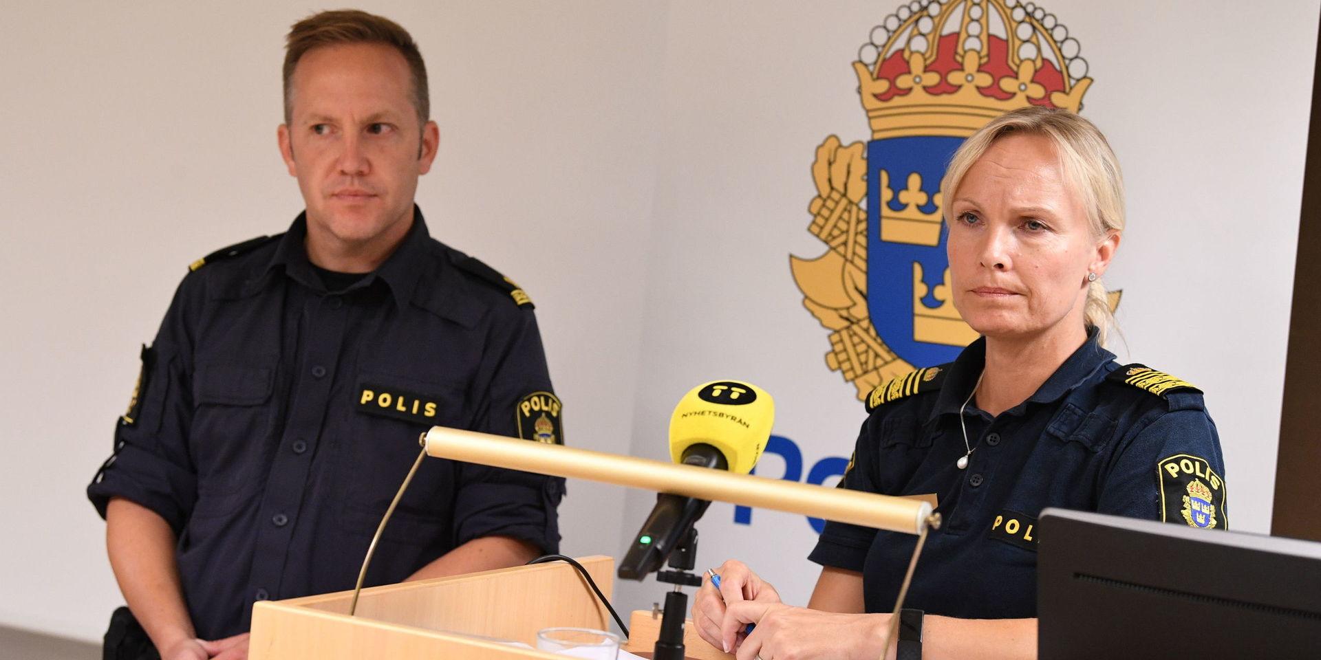 Martin Thornell, kommunpolis, och Åsa Nilsson, tf lokalpolisområdeschef i Kristianstad, under en pressträff om måndagens våldsbrott.