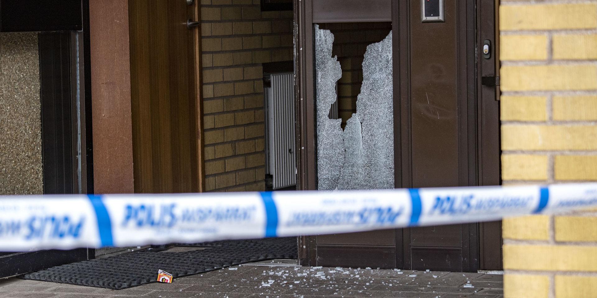 En man har blivit skjuten i benet vid en polisinsats i Helsingborg.