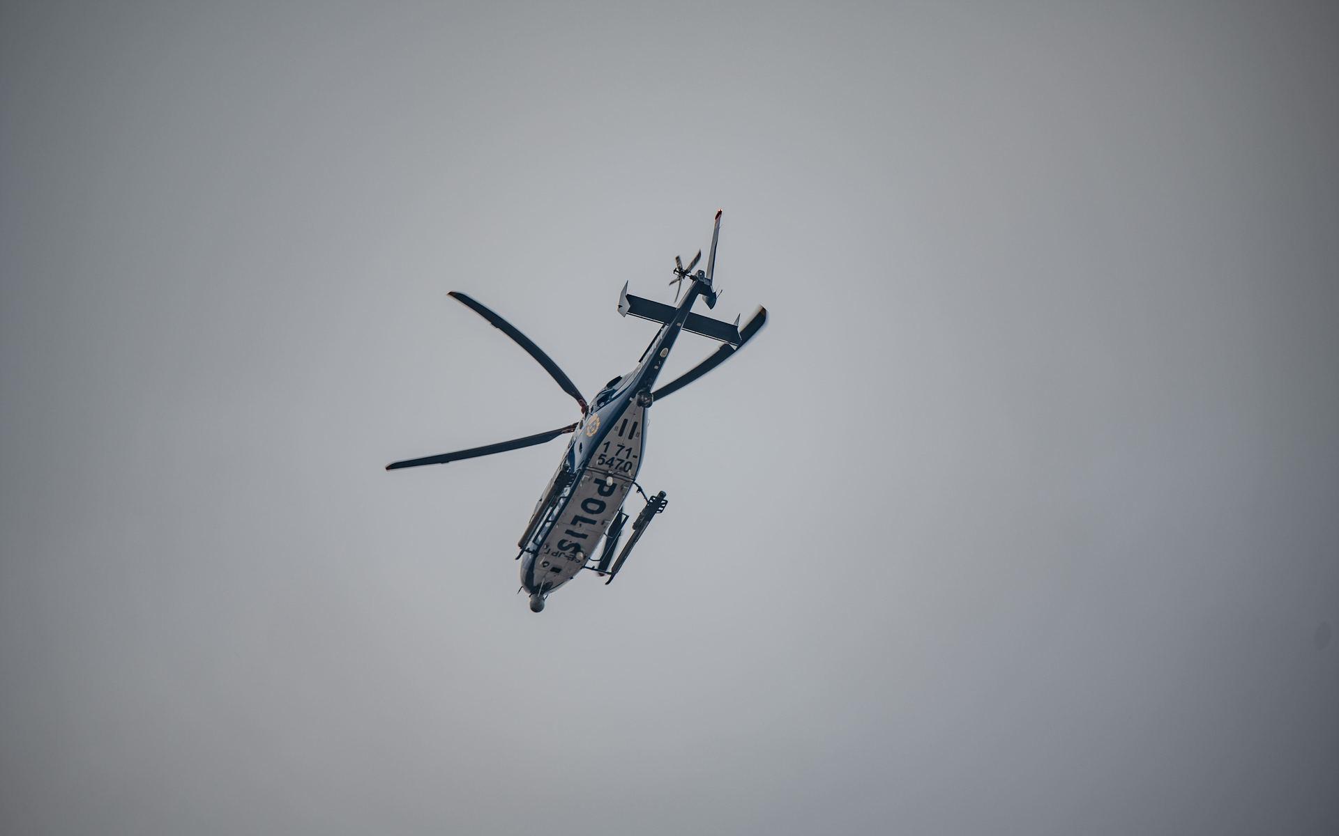 Helikopter används i jakten.