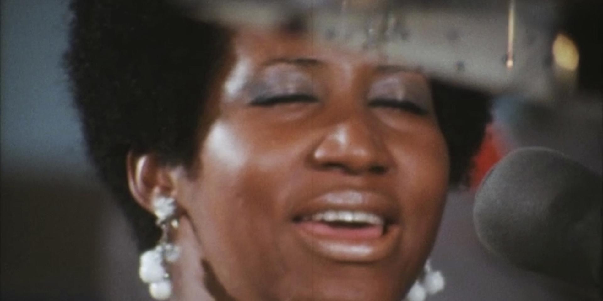 Aretha Franklin återvänder till sina gospelrötter i konsertfilmen 'Amazing grace'. Pressbild.