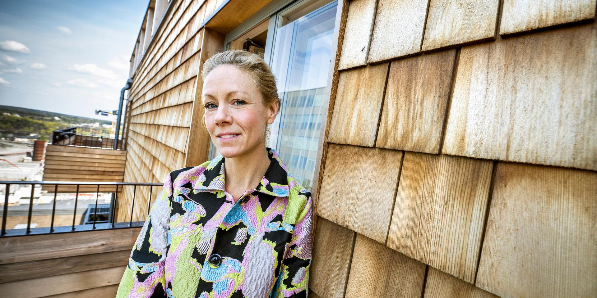 'Trä är fiffigt eftersom det äter koldioxid', säger Anna Ervast Öberg, projektutvecklingschef på Folkhem som bygger Cederhusen.