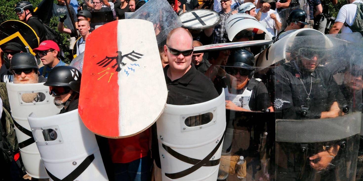 Demonstranter ur de så kallade alt-righgrupperna på den extrema högerkanten i Charlottesville i Virginia i USA.