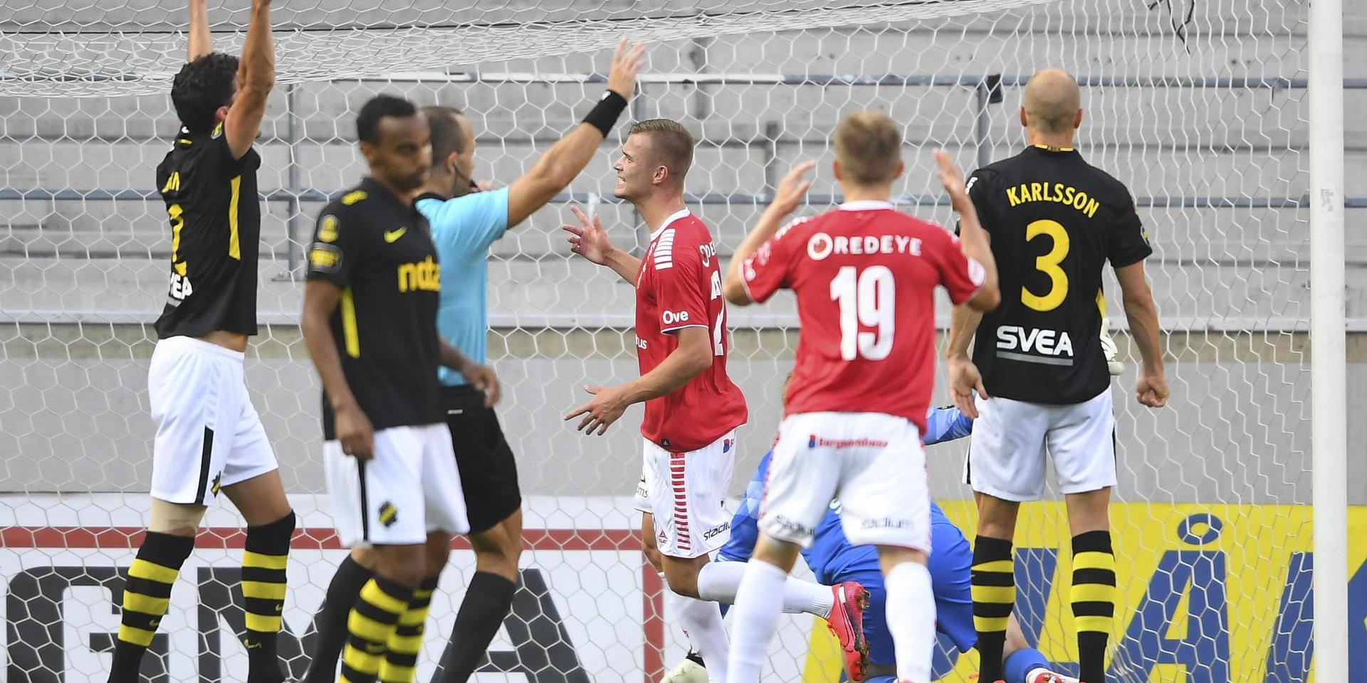 Kalmars Alexander Ahl Holmström avbryter jublet när domaren Kaspar Sjöberg blåser offside. I efterhand visade det sig vara felaktigt.