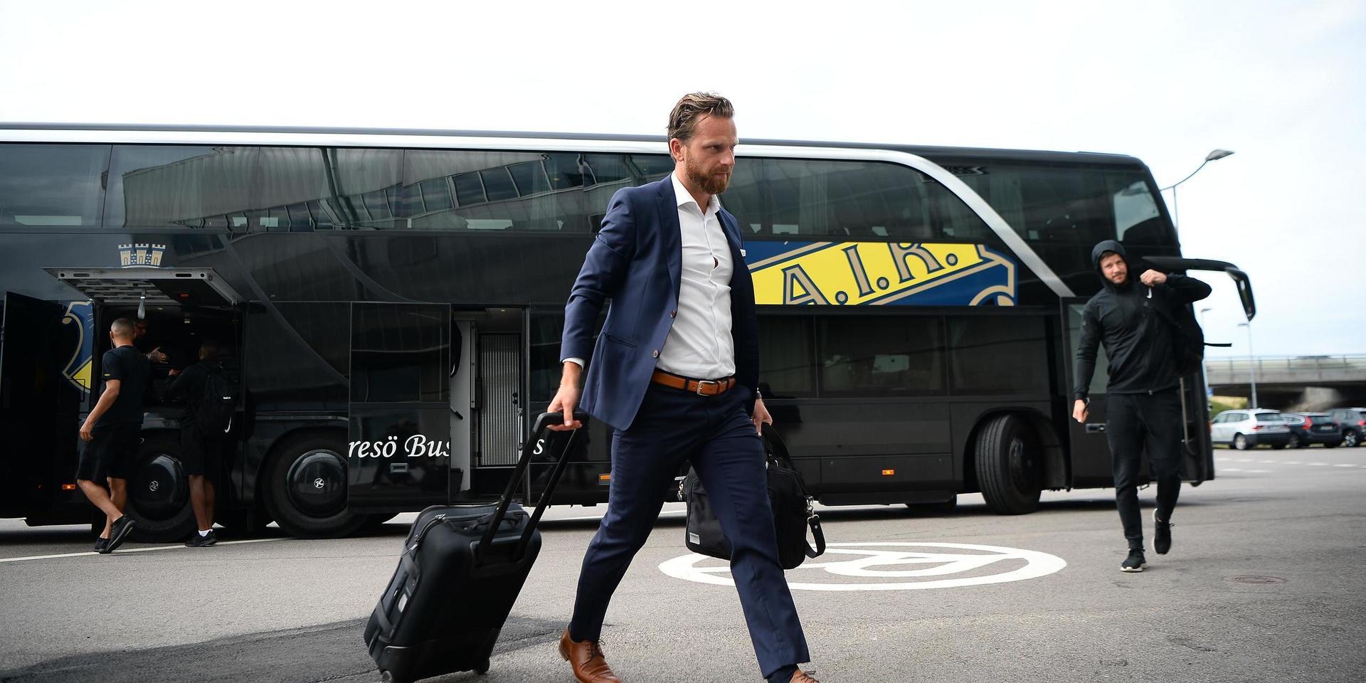 AIK:s nye tränare Bartosz Grzelak anländer till Guldfågeln arena inför den försenade matchen mot Kalmar.