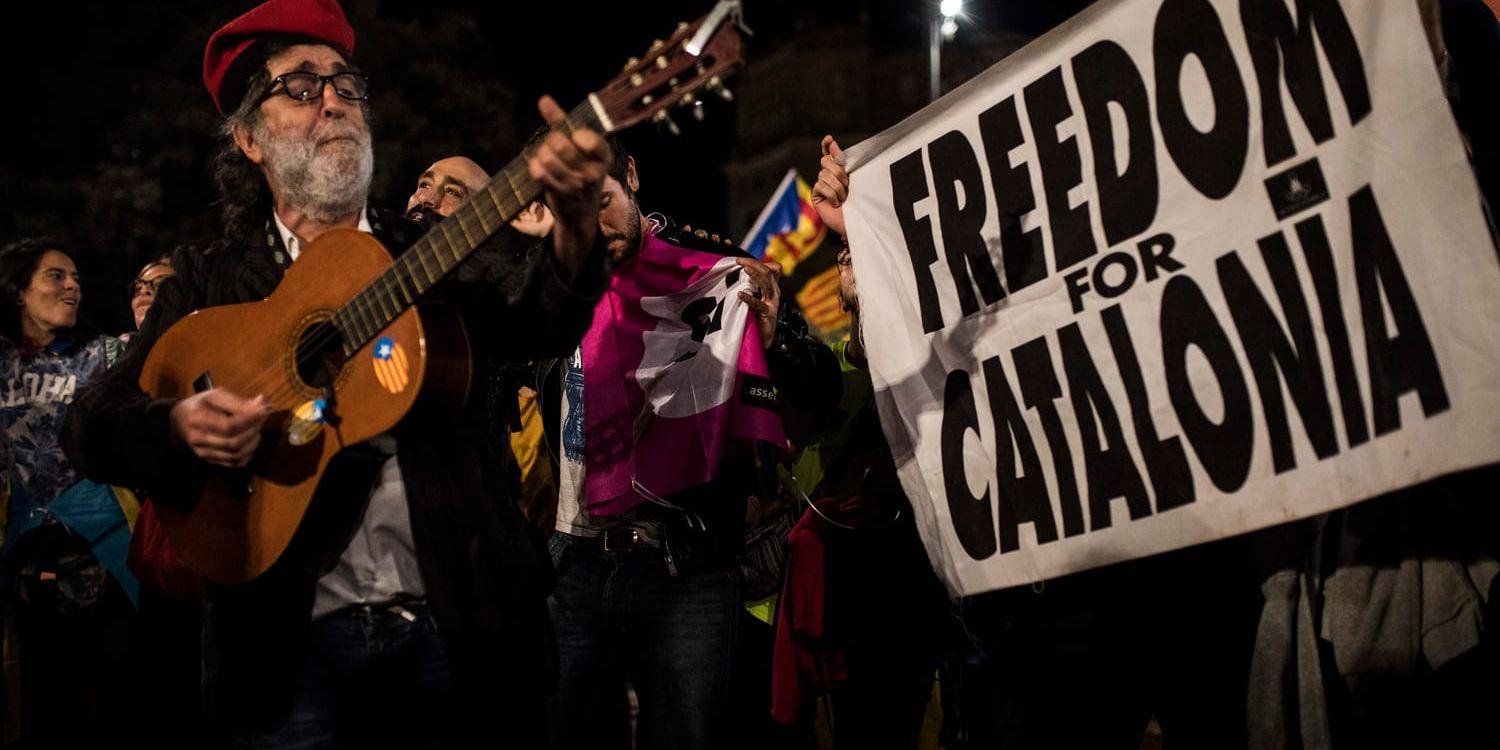 Katalanska självständighetsivrare i Barcelona i Spanien, kort efter söndagens omtvistade folkomröstning om självständighet.