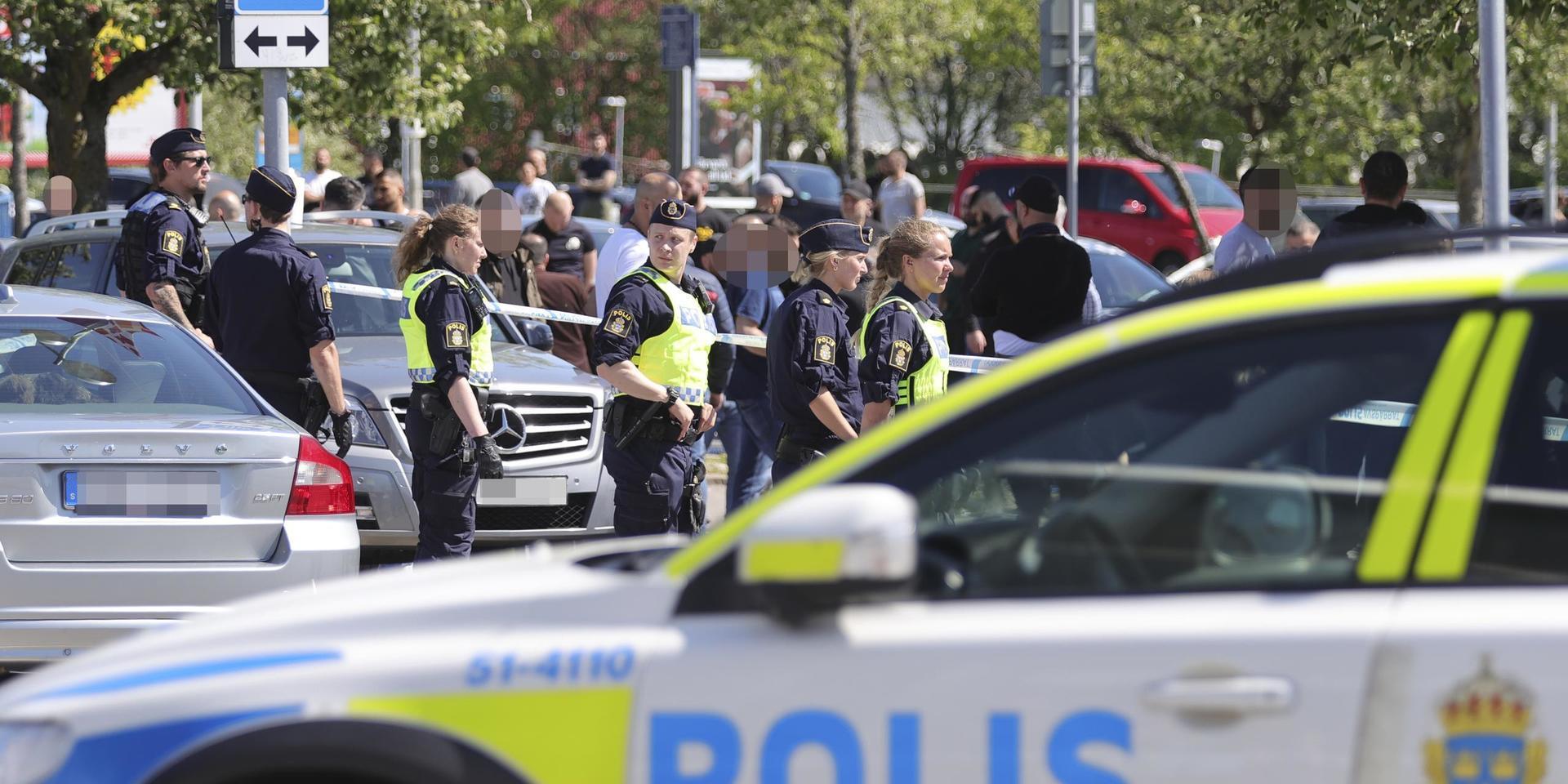 Minst fyra personer är förda till sjukhus efter skottlossning i Hjällbo i norra Göteborg på söndagen.