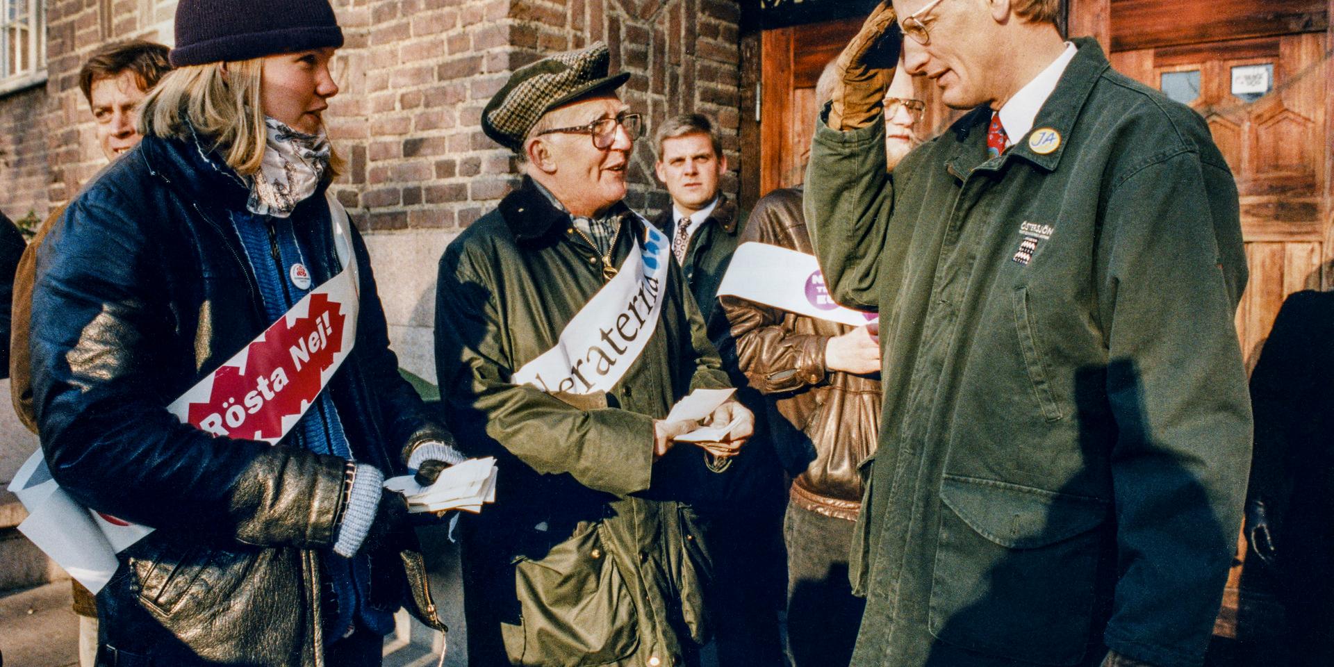 ARKIV 1994-11-13Moderatledaren och förre statsministern Carl Bildt hälsar på valarbetare när han anländer till vallokalen för att rösta i den svenska folkomröstningen om Sveriges medlemskap till den Europeiska Unionen 13:e november 1994. Svenska folket röstade ja till medlemskap i EU med 52,3 procent mot nej-sidans 46,8 procent.Foto: Ola Torkelsson / TT / Kod: 1028