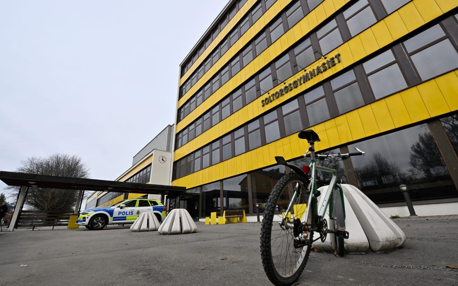 Soltorgsgymnasiet i Borlänge är en av cirka 20 skolor som hölls stängda under dagen efter ett potentiellt hot om våld. 