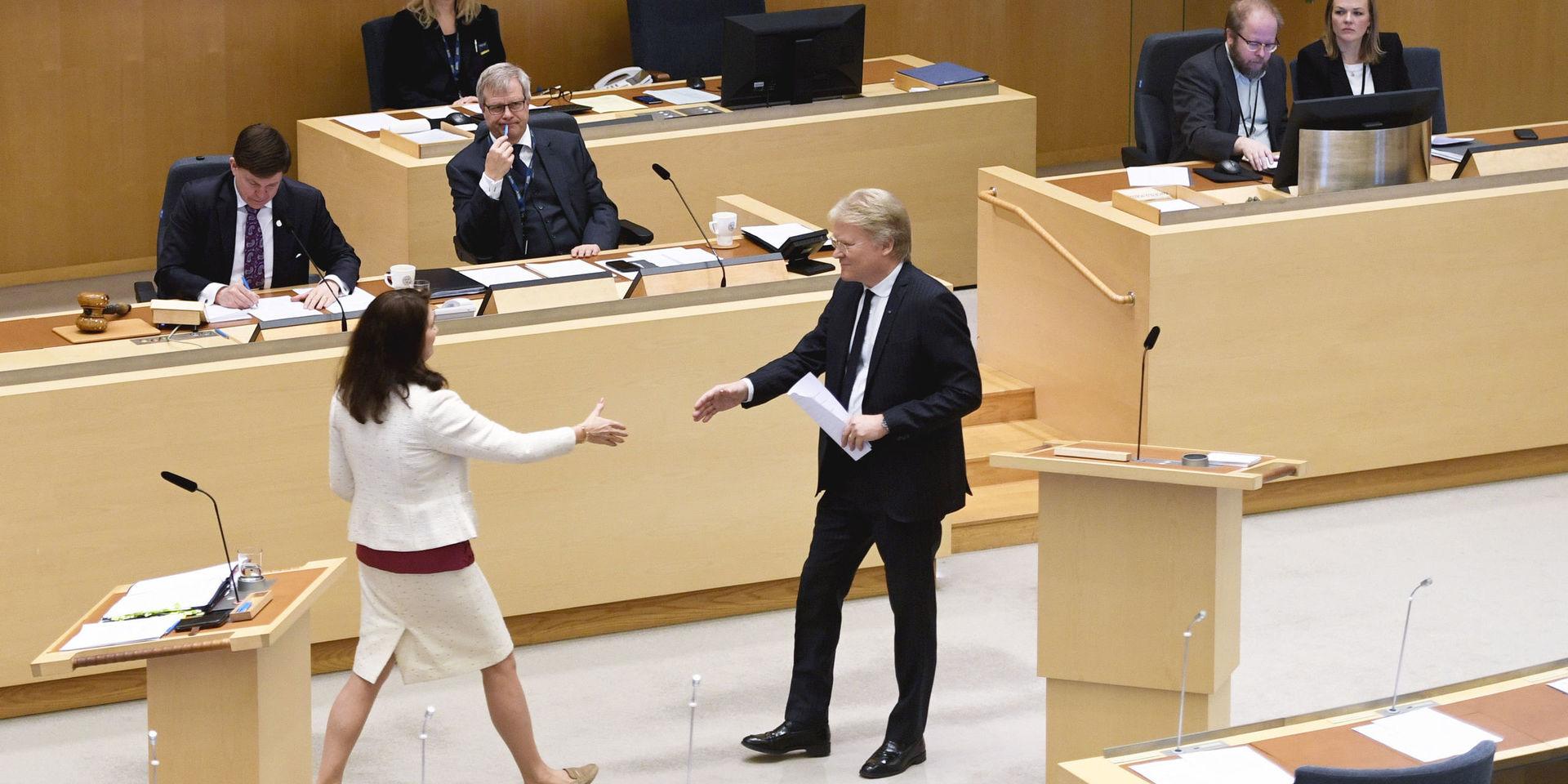 STOCKHOLM 20200212
Utrikesminister Ann Linde (S) och Lars Adaktusson (KD)  debatterar under den utrikespolitiska debatten i i riksdagen i Stockholm.
Foto: Ali Lorestani / TT kod 11950