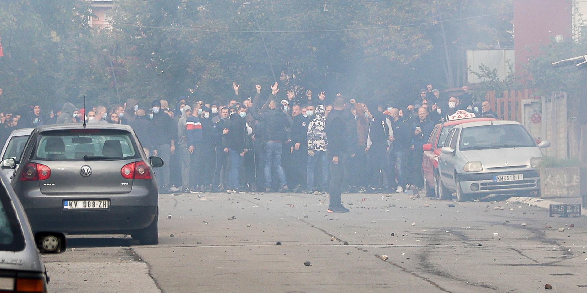 En grupp kosovoserber blockerar en gata i Mitrovica i Kosovo.