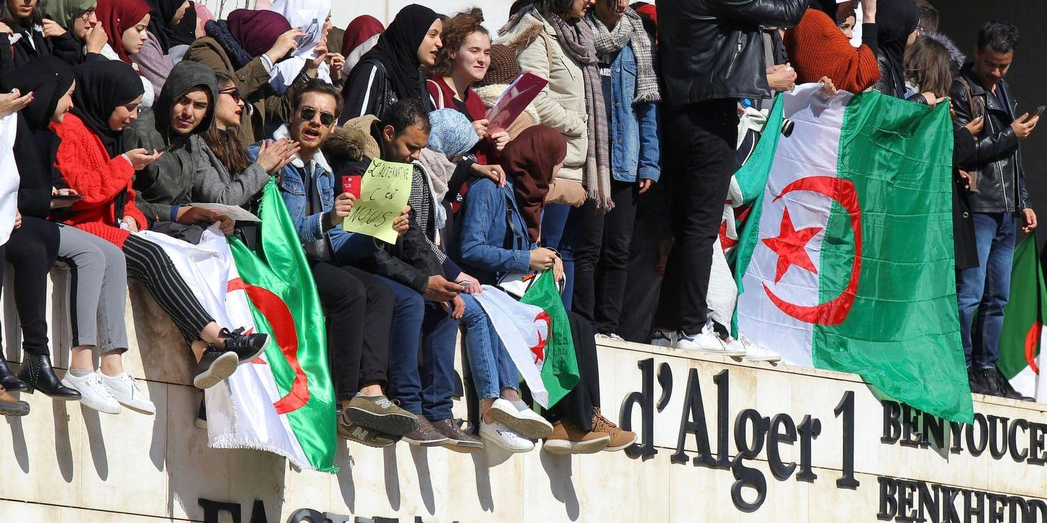 Ett tiotal journalister har gripits under en protest i Algeriet. Bilden visar studenter som tidigare i veckan protesterade mot president Abdelaziz Bouteflika.