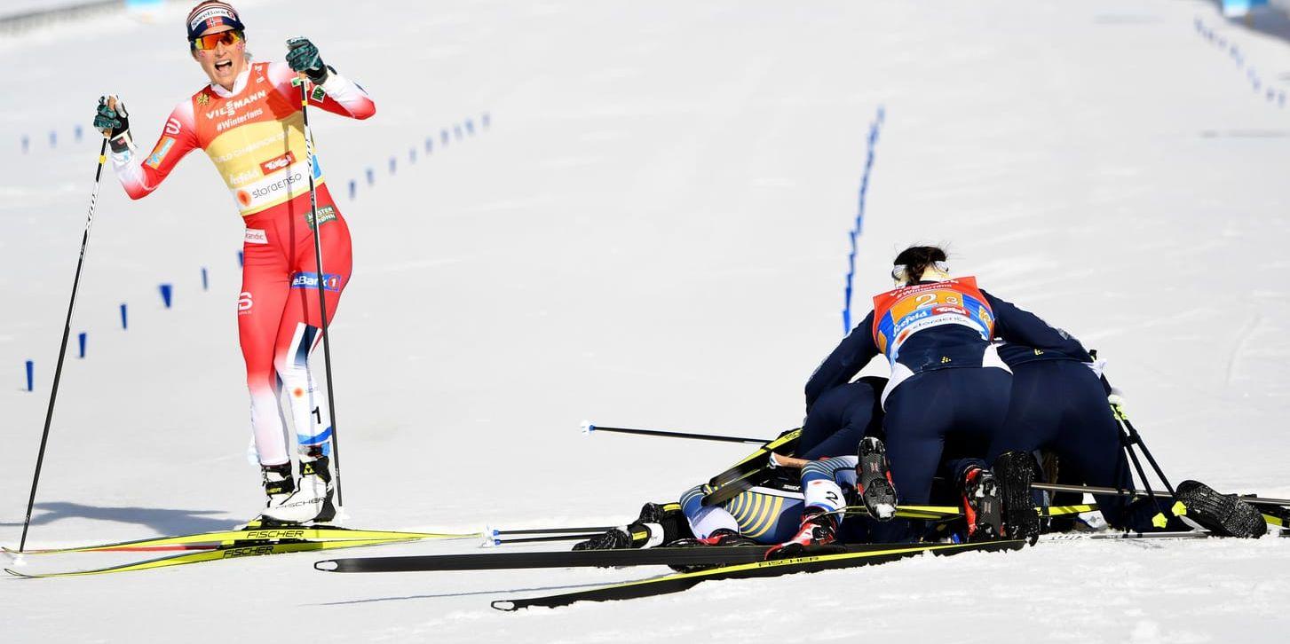 Norska stjärnan Therese Johaug tvingades se Sverige fira VM-guldet på stafetten efter att hon förlorat spurtduellen mot Stina Nilsson.