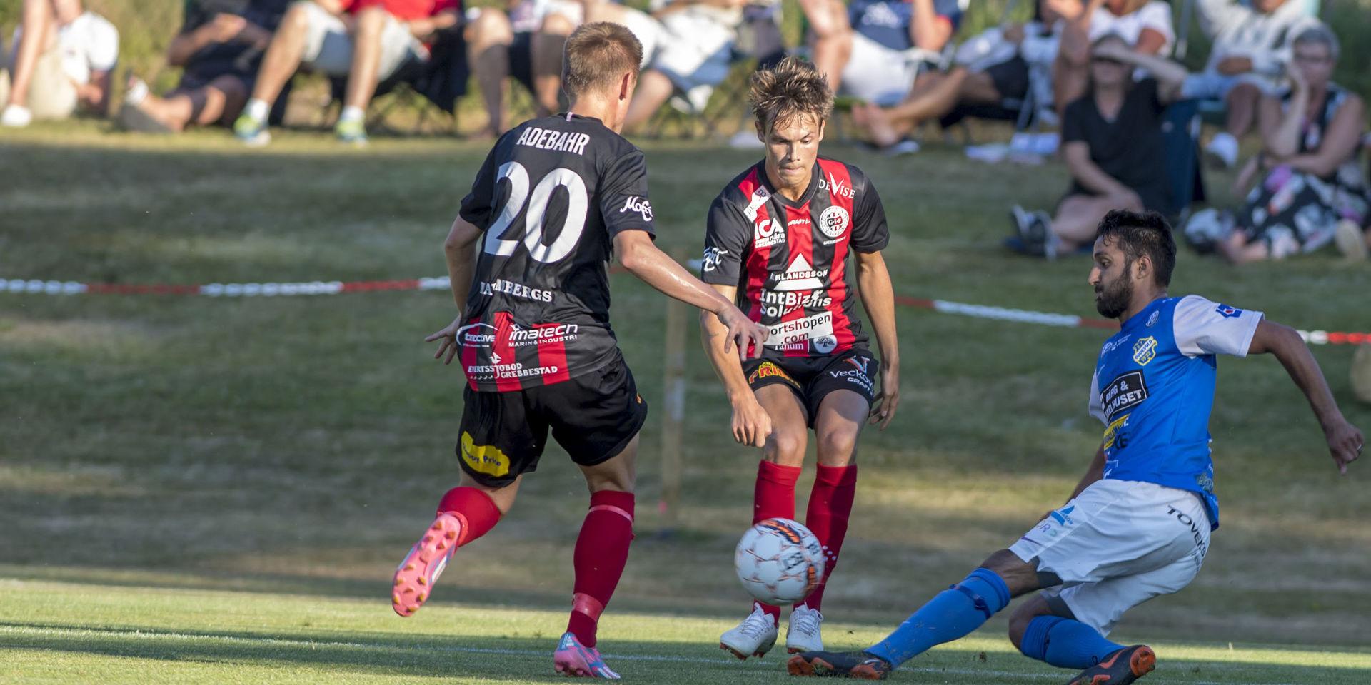 Tobias Carlsson spelade 27 av 30 matcher för Grebbestad i division 1 södra under 2018. Här är han i närkamp med Oddevolds Mido i derbyt på Siljevi inför över 1000 personer.