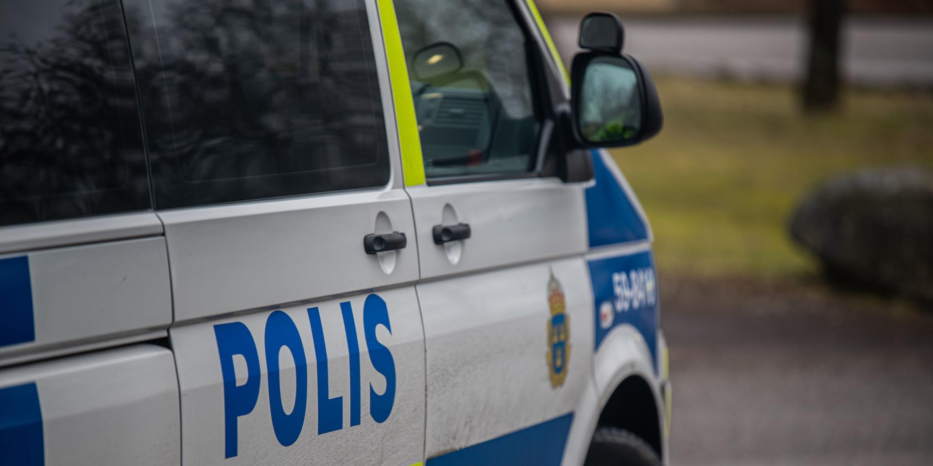 En äldre man bestals på kontanter i centrala Uddevalla. Polisen varnar för att fler kan drabbas.
