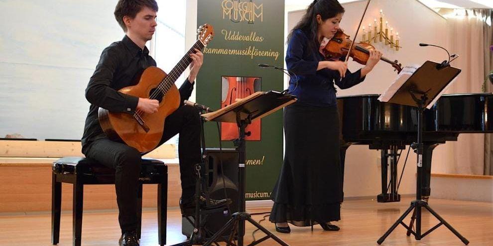 Finstämt. Emilie-Anne Gendron och Mattias Jacobsson Schulstad spelade finstämd musik för en uppmärksam publik i lördags. 