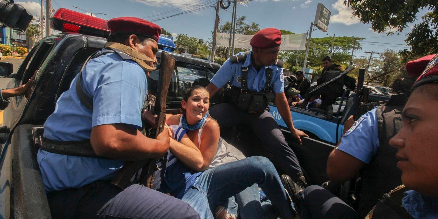 Polis griper en demonstrant i Nicaraguas huvudstad Managua i mars. Arkivbild.
