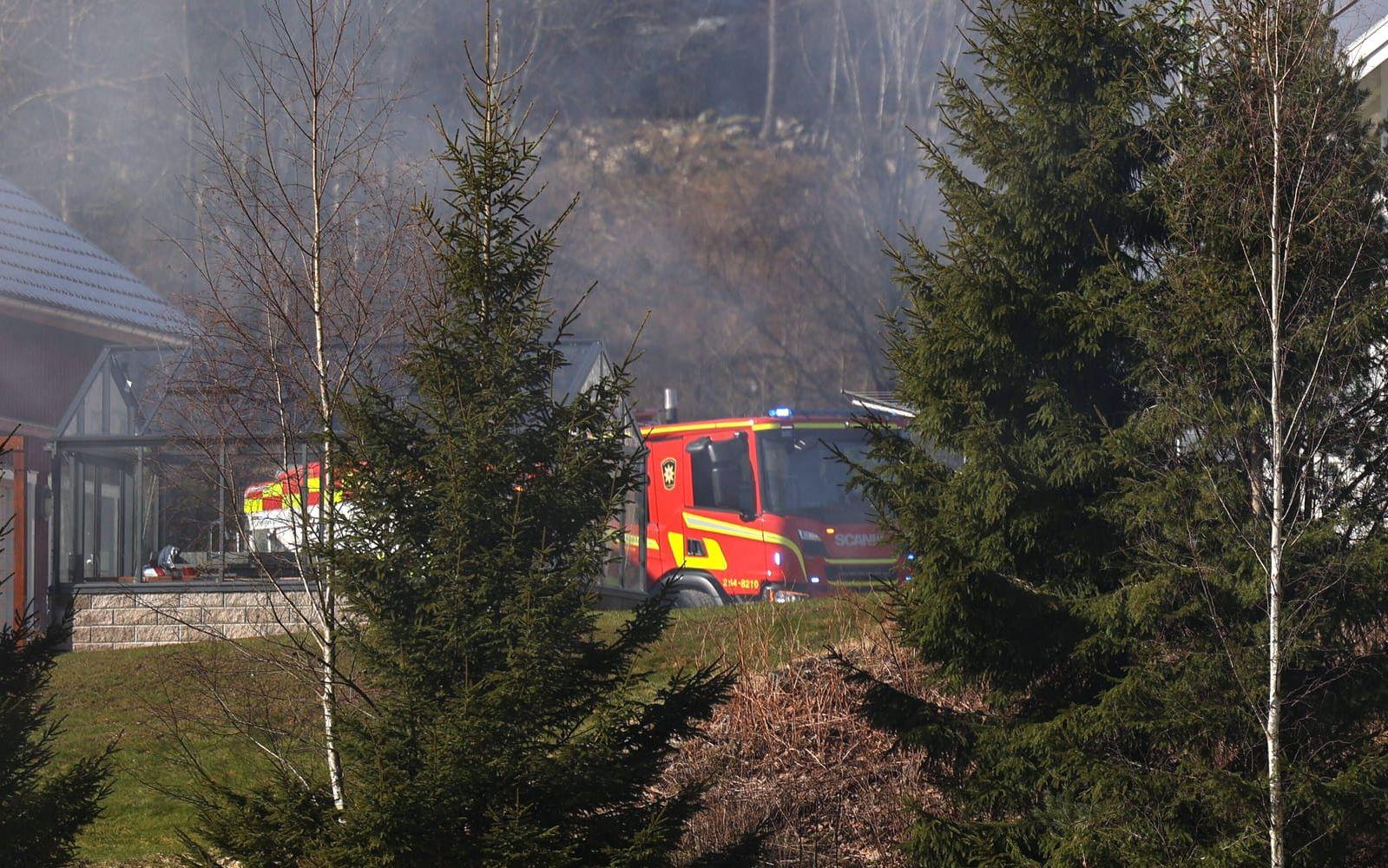 En bil började brinna vid Skredsviksområdet i Uddevalla och branden spred sig till en provisorisk byggnad på fastigheten.