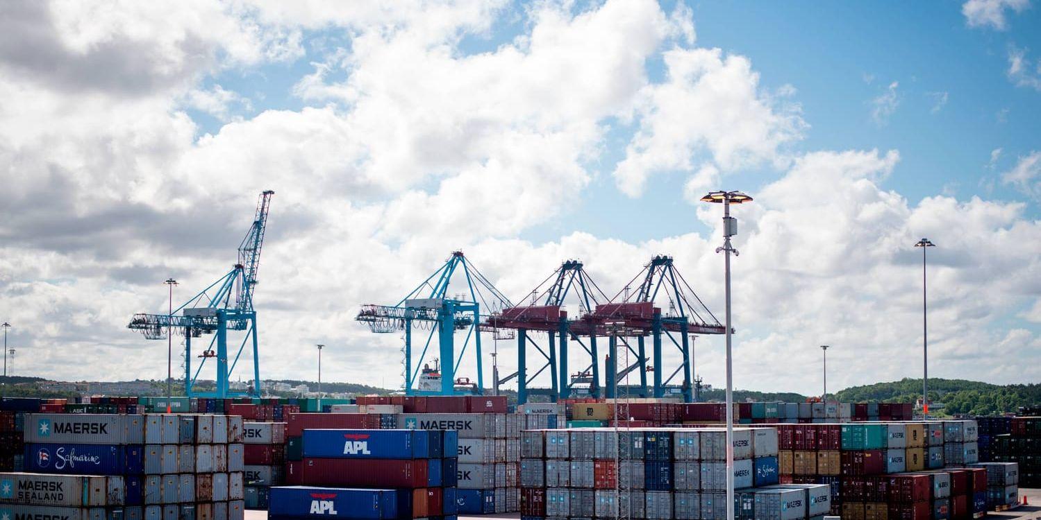 I drygt ett år har verksamheten vid Göteborgs containerhamn präglats av konflikter. Nu får 140 hamnarbetare gå. Arkivbild.