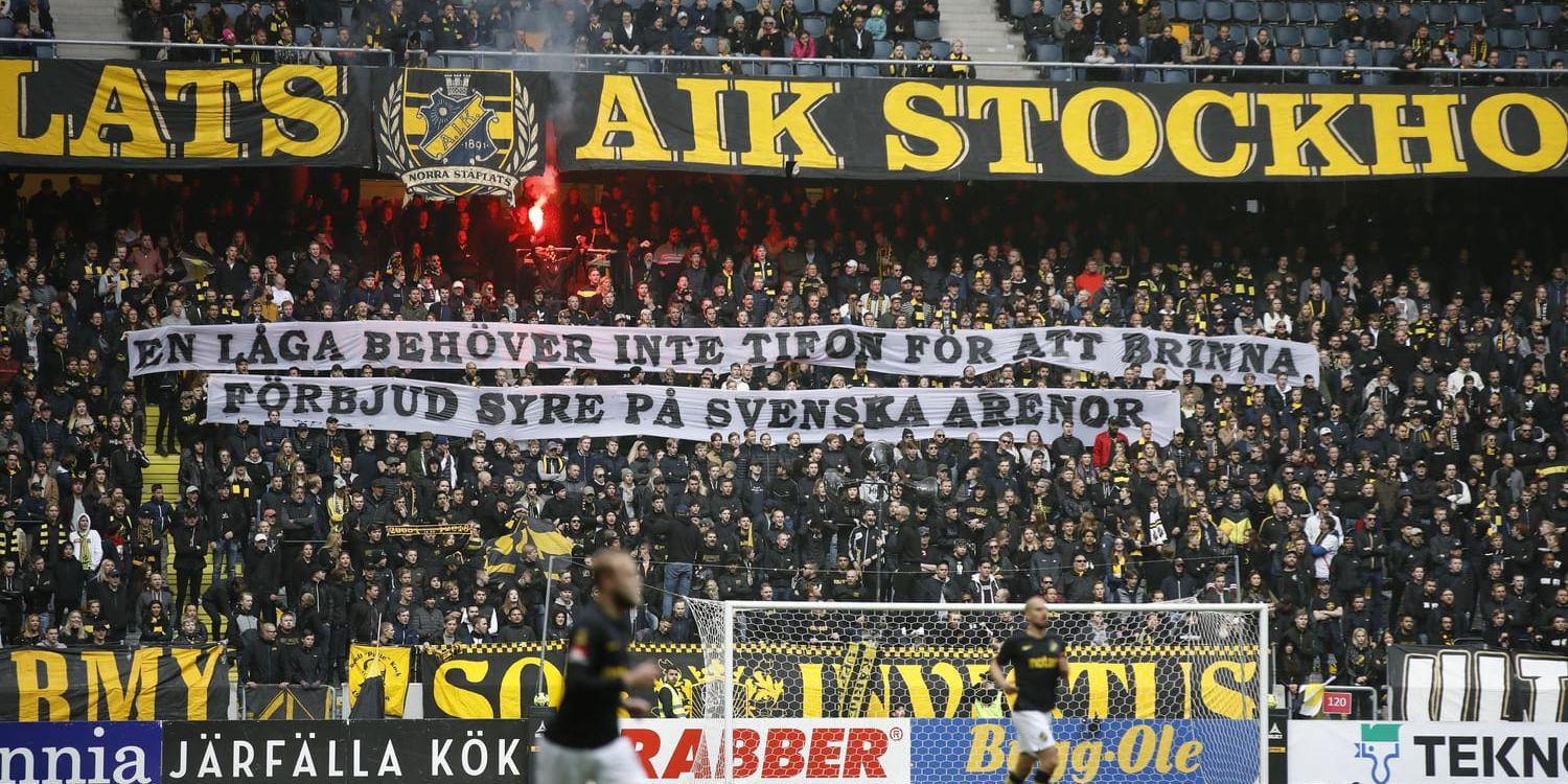AIK-fansen protesterar mot förbudet mot så kallade overhead-flaggor.