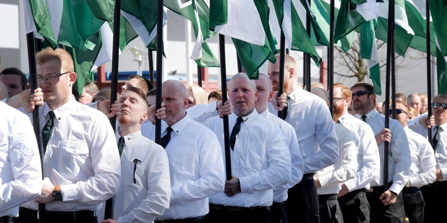 Nazistiska Nordiska motståndsrörelsen demonstrerar i Falun på första maj.