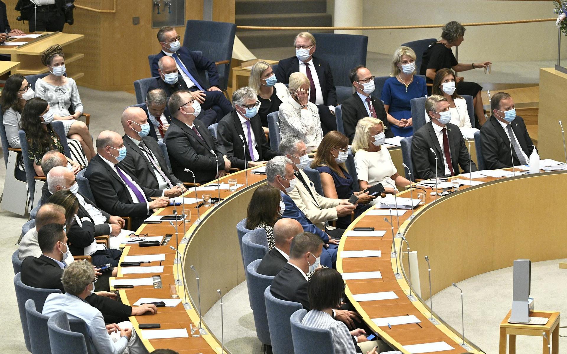 Regeringen samlades i riksdagens plenisal inför omröstningen om misstroendeförklaring.