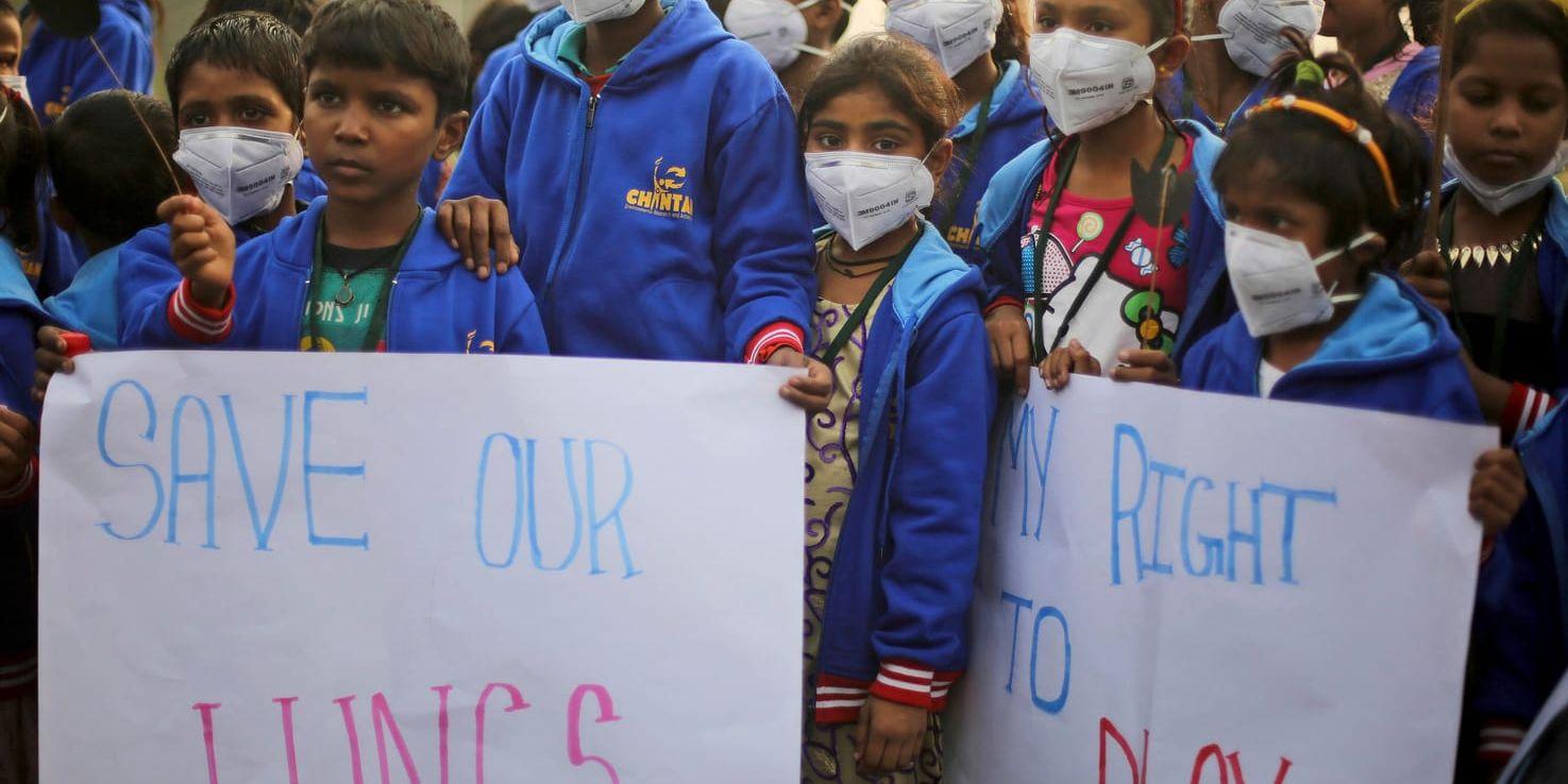 Skolbarn i Delhi demonstrerar mot de höga halterna av förorenad luft. Nu beslutar en domstol i Delhi att stadens halvmaraton får fortsätta som planerat trots varningar från läkare. Arkivbild.